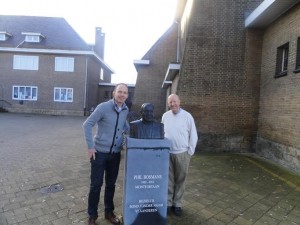 Auteur links en Jef Van Kerckhoven, steun en toeverlaat van Phil, rechts van het beeld van Bosmans (op het Phil Bosmans-plein in Kontich